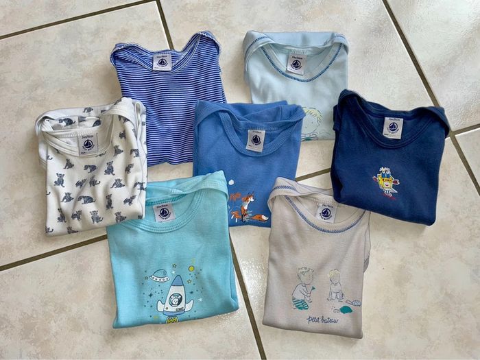 Lot 7 bodies Petit Bateau manches courtes 24 mois