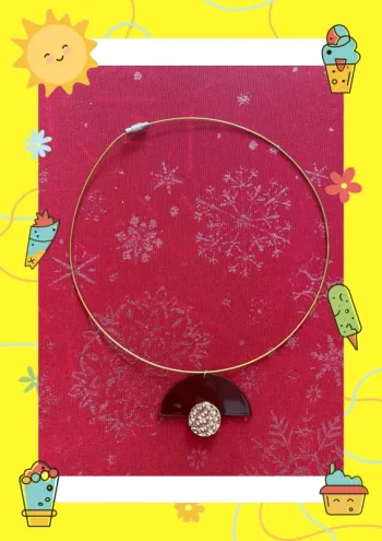 Collier fin forme asymétrique bordeaux doré