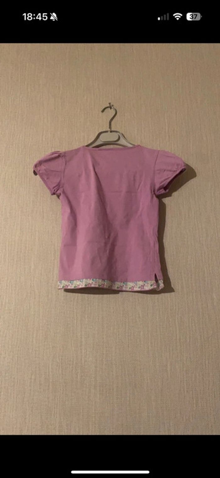 T-shirt violet avec fleurs - photo numéro 2