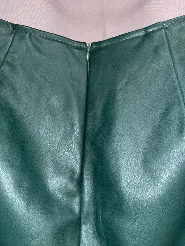Jupe imitation cuir vert sapin, jupe courte taille L - photo numéro 3
