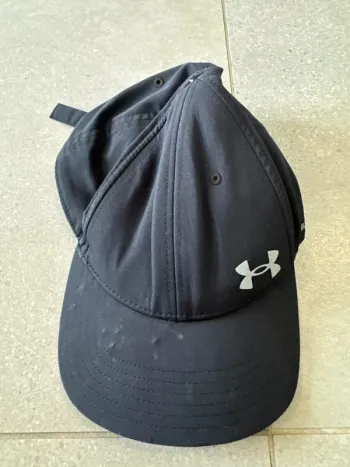 Casquette noire Under Armour, bon état mais il ya des petits défauts,