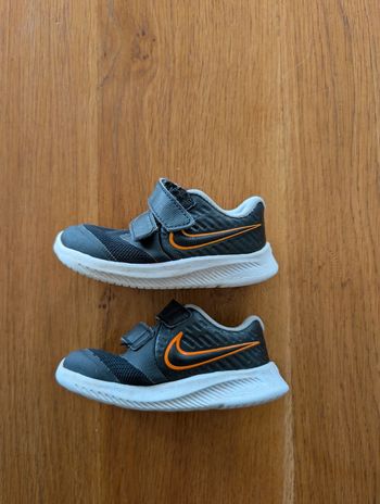 Baskets Nike noir et orange taille 22