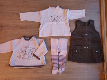 Ensemble bébé 3 mois avec petit écureuil composé d'une robe d'un t-shirt d'un pull et de collants