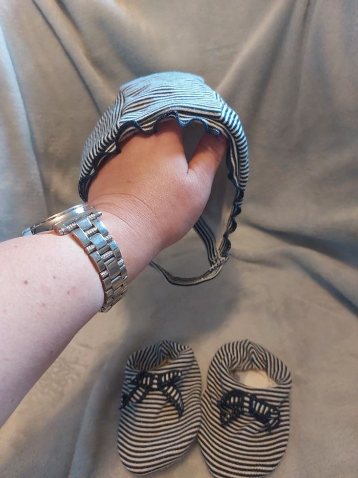 Ensemble bonnet (beguin) et chaussons - photo numéro 2