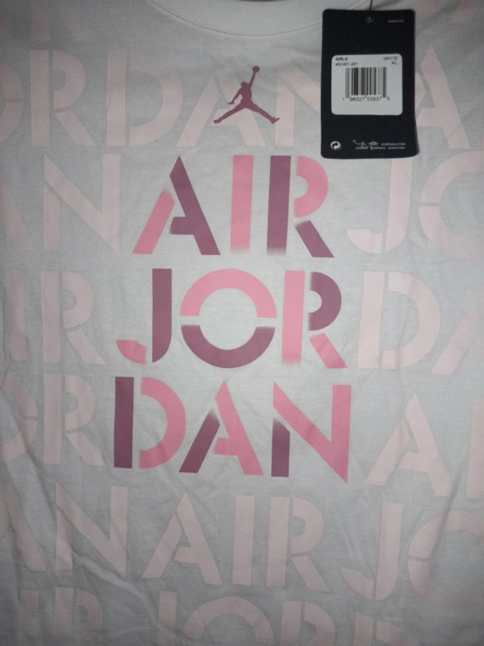 tee shirt Jordan neuf 13-15 ans - photo numéro 2