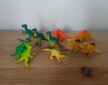 Lot petites figurines dino