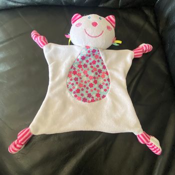 DOUDOU PLAT CHAT P'TIT BISOU AUBERT ROSE ET BLANC FLEURS GRELOT 28 CM