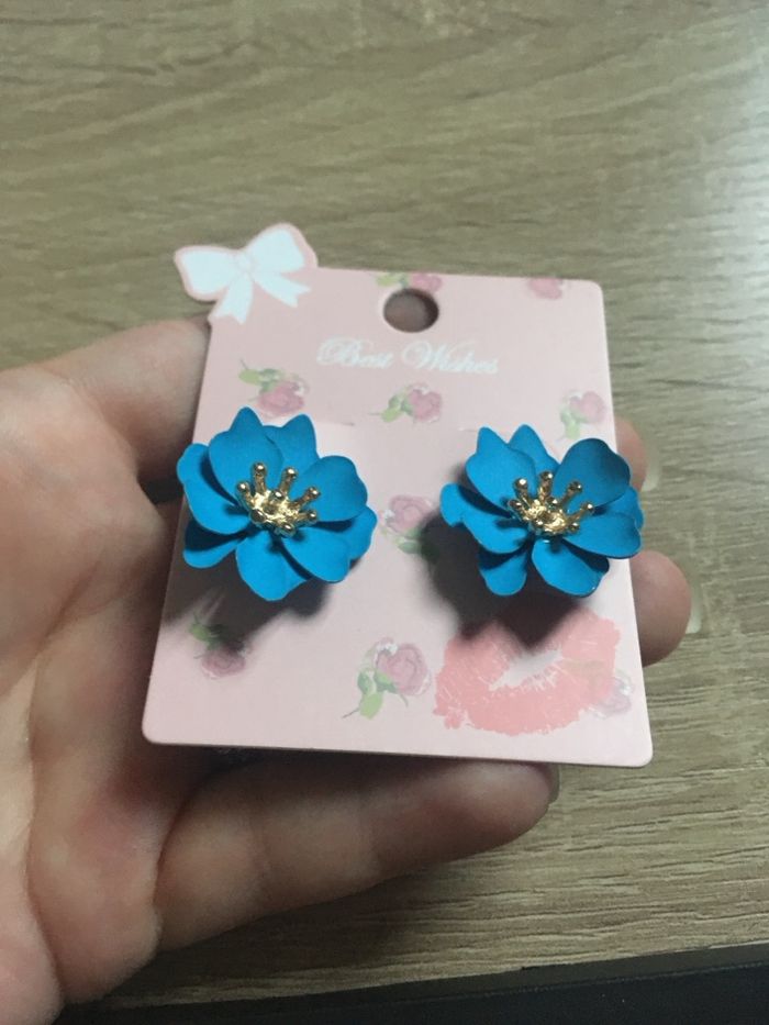 Boucles d’oreilles NEUVES avec étiquette pour femme forme de fleurs couleur bleu - photo numéro 3