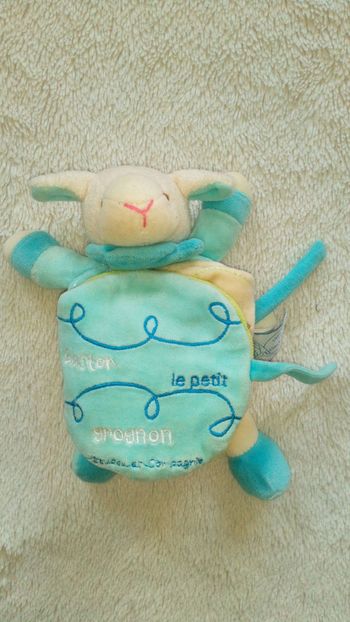 Doudou  mouton avec livre peluche
