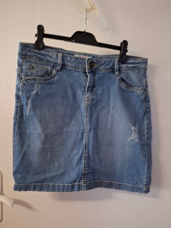 Jupe en jean raille 40 en très bon état - photo numéro 2