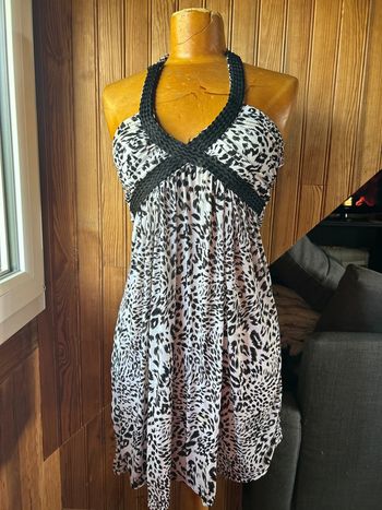 Robe noire et blanche dos nu