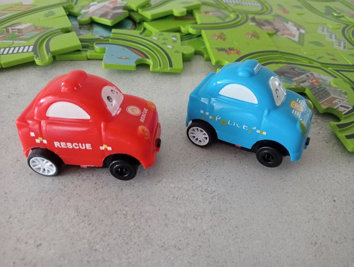 Circuit à monter avec 2 voitures - photo numéro 4