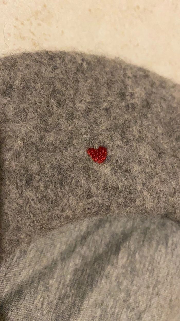 Béret bébé fille gris avec coeur rouge - neuf - photo numéro 2