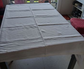 nappe carré parsemé d'abeilles brodées