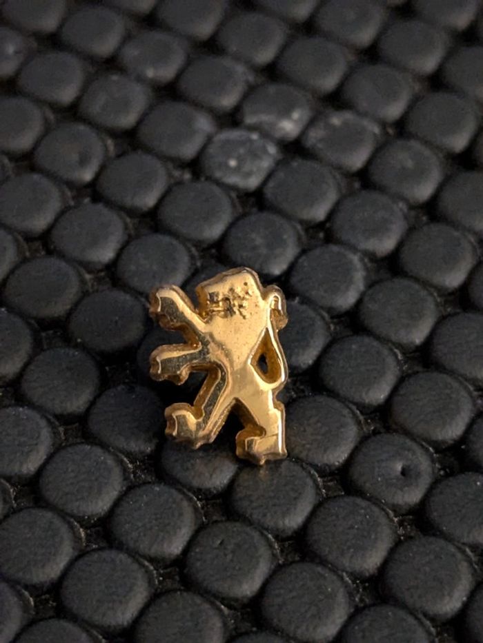 Micro-pin's logo Peugeot doré