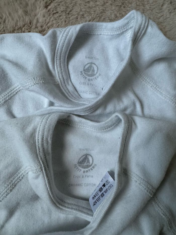 Lot 2 bodies Petit Bateau Blanc manches courtes 6 mois - photo numéro 2