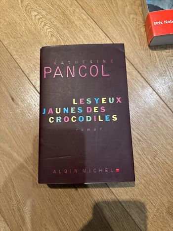 Livre les yeux jaunes des crocodiles