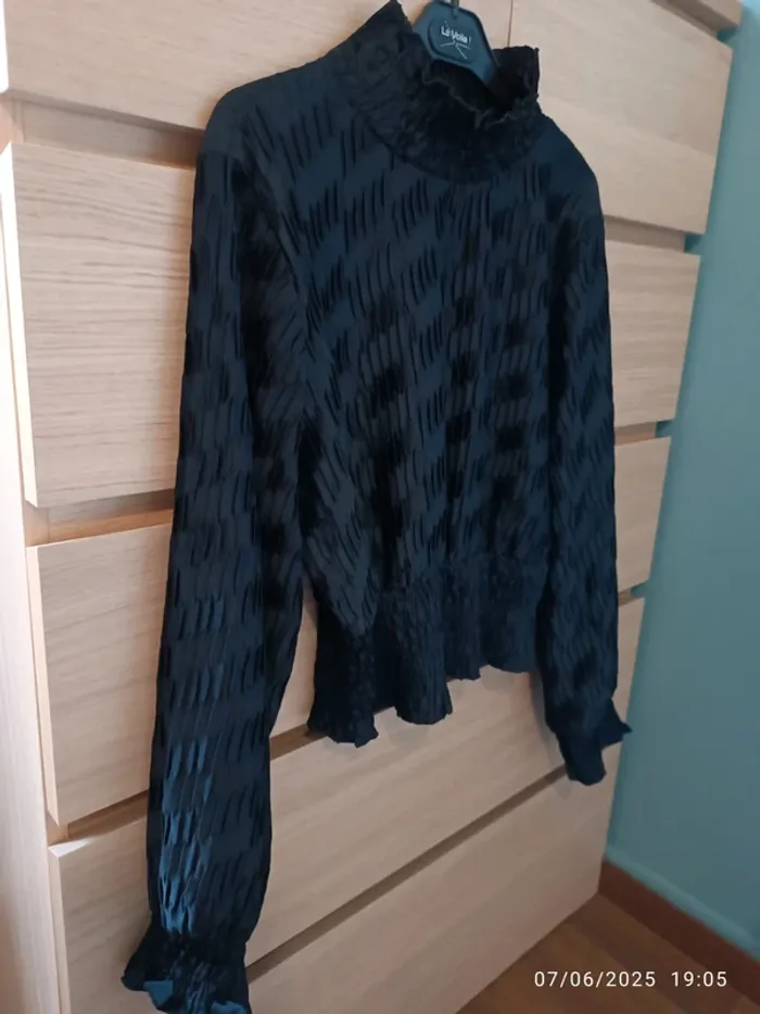Très joli haut noir resserré à la taille - photo numéro 2