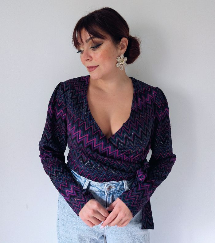 Blouse cache-cœur violet brillant tendance moderne Mosquitos Taille 40 L 
Très bon état - photo numéro 6