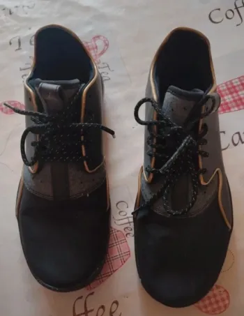 Tennis Jordan noires et dorées