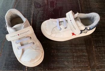 Basket tommy Hilfiger 25 à scratch  usé sur le devant