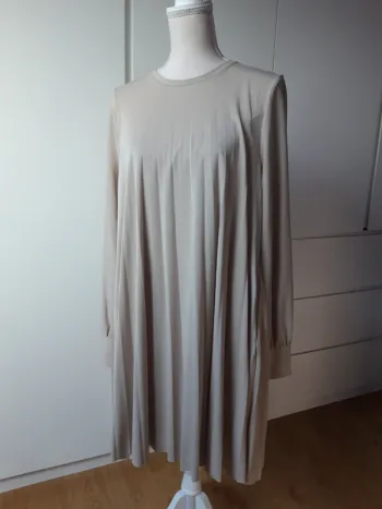 Jolie robe beige mastic légèrement plissée