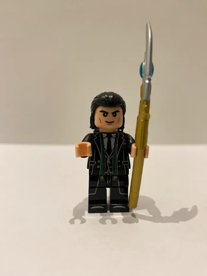Figurine type lego Loki. Marvel