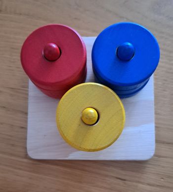 Les anneaux sur tiges colorées pour apprendre les couleurs