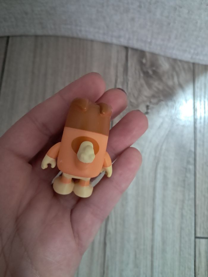 Figurine bingo, sœur de bluey, déguisée en grand mere - photo numéro 7