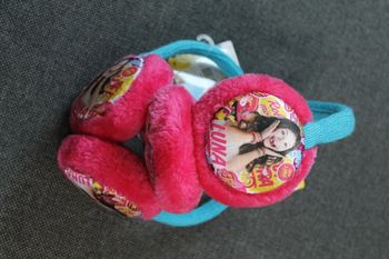 cache oreilles soy luna rose et bleu