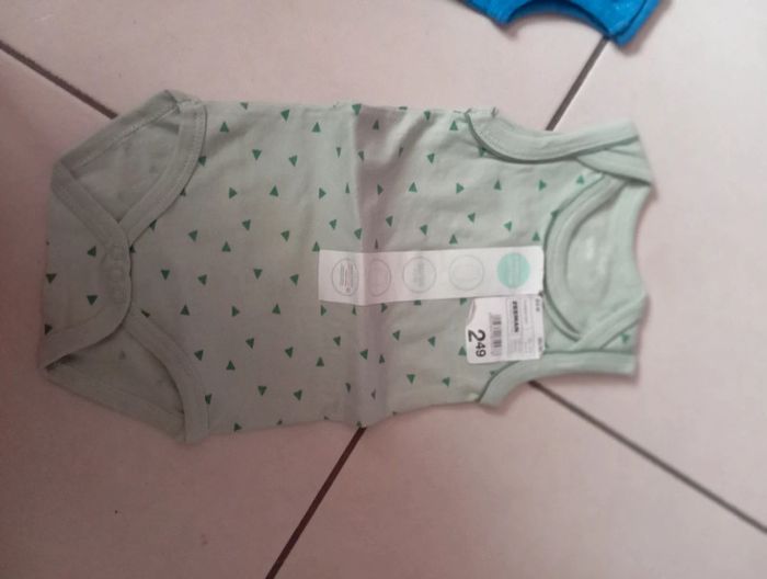Lot de 3 bodies body neufs 0/2 mois - photo numéro 4