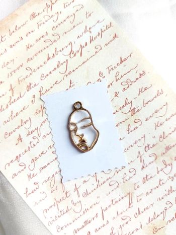 magnifique pendentif visage féminin