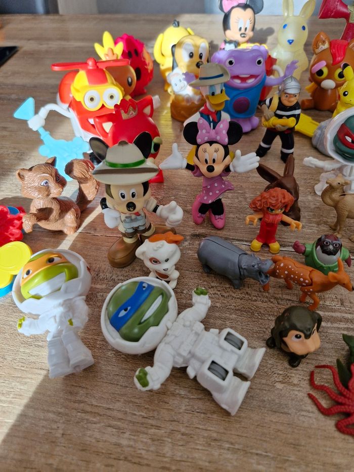 Gros lot de figurines diverses ( + de 60 pièces ) - photo numéro 2