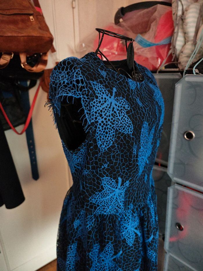 Robe en dentelle bleue royale noire - photo numéro 2