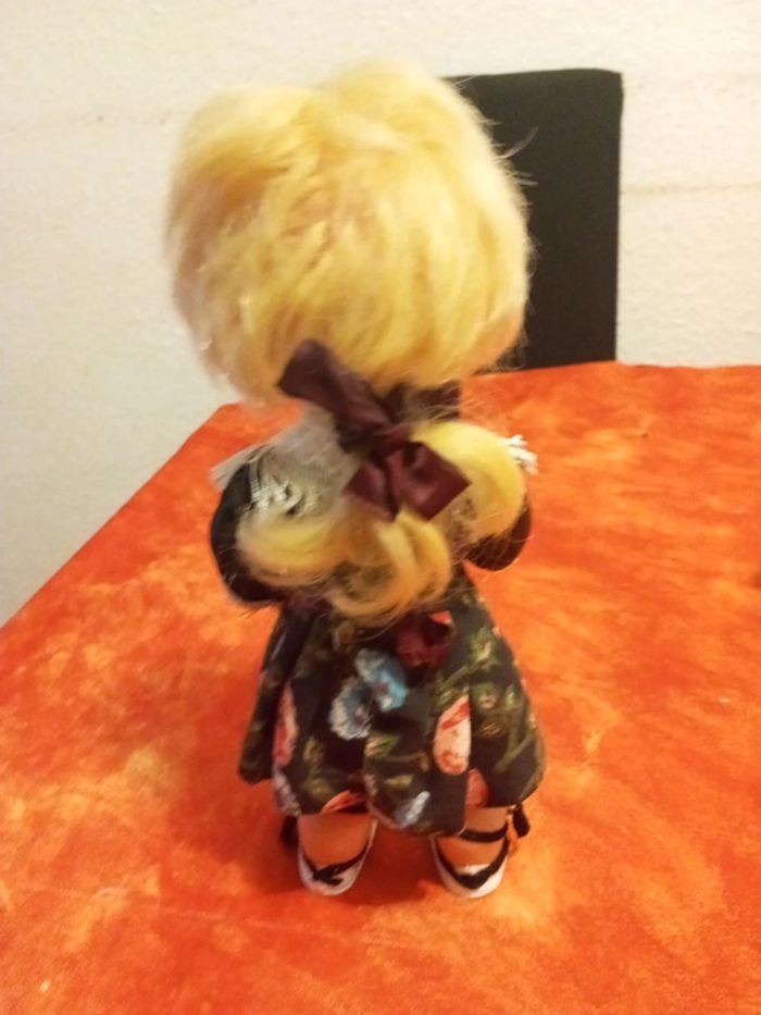 Poupée vintage blonde avec robe fleurie, châle et tablier - photo numéro 6