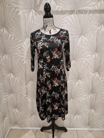 Joli robe fleuris manches 3/4 taille 40
