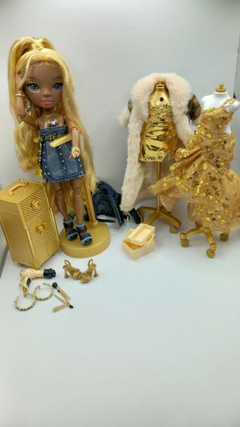 Poupée rainbow high Meline custom avec accessoires et tenues