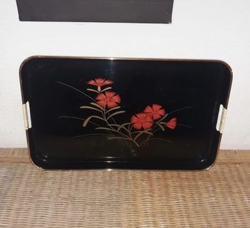 Plateau vintage noir en plastique avec motifs floral