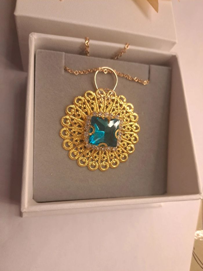 Collier avec pendentif doré et strass bleu turquoise - photo numéro 4