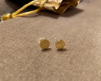 paires de petites boucles d’oreilles dorées