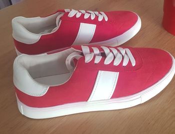 1 paire de tennis. Pointure 37