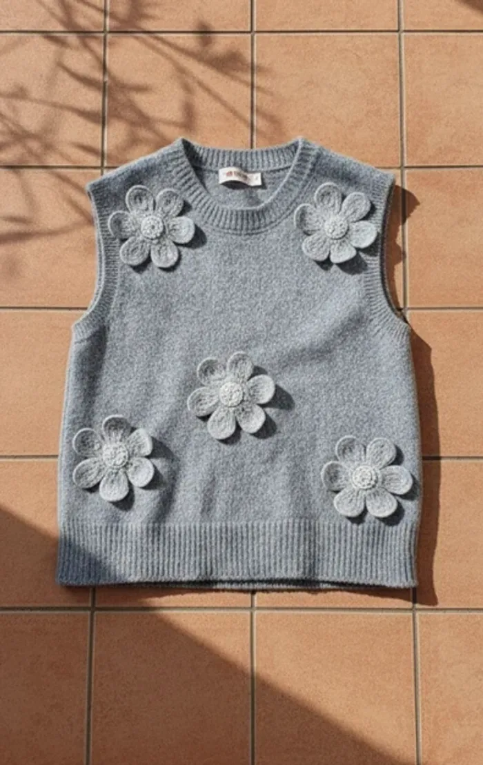 Gilet sans manches gris, broderies fleurs, taille M, style romantique chic