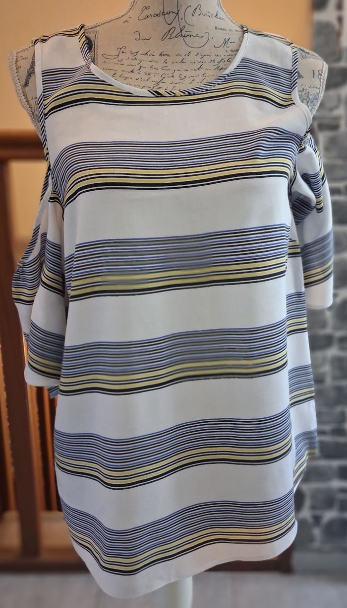 Blouse avec les épaules ouvertes blanche à rayures - photo numéro 1