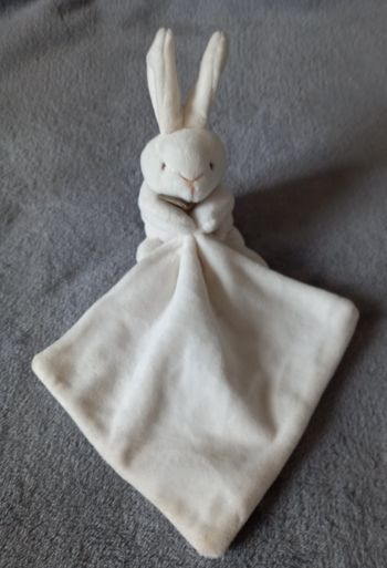 Doudou et compagnie peluche lapin blanc avec mouchoir