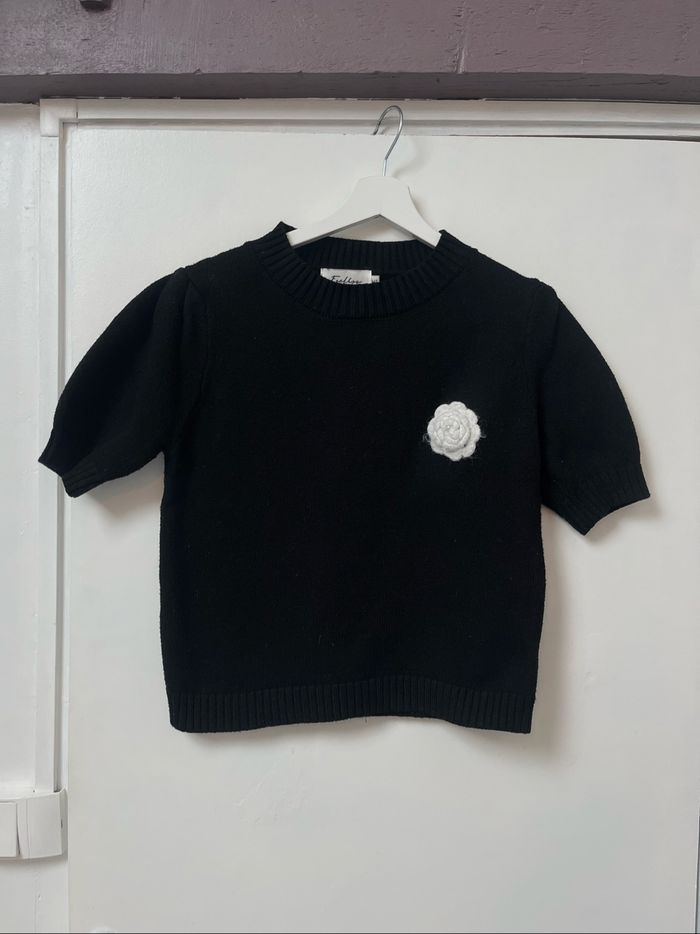 Pull noir chic avec détail fleur crochetée - photo numéro 7