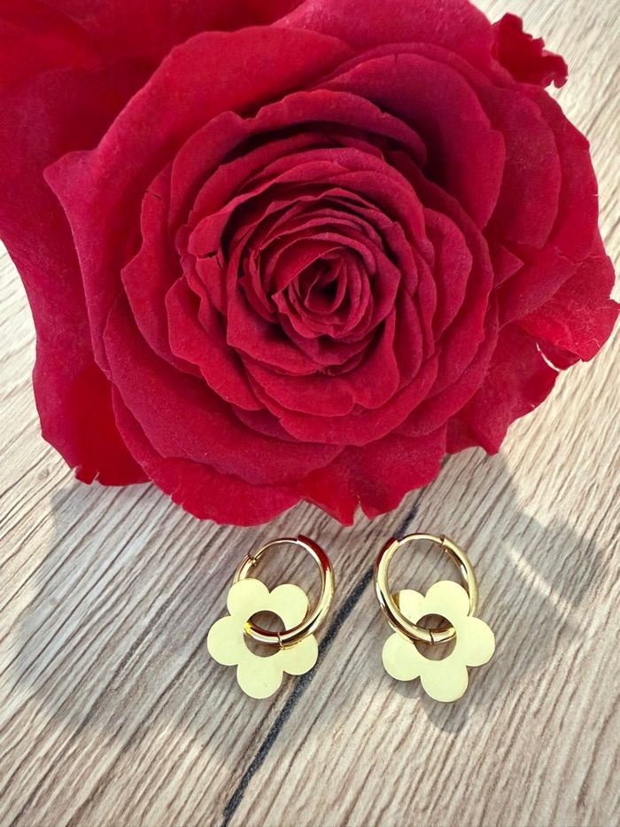 Boucles d’oreilles dorées avec breloque fleur en acier inoxydable