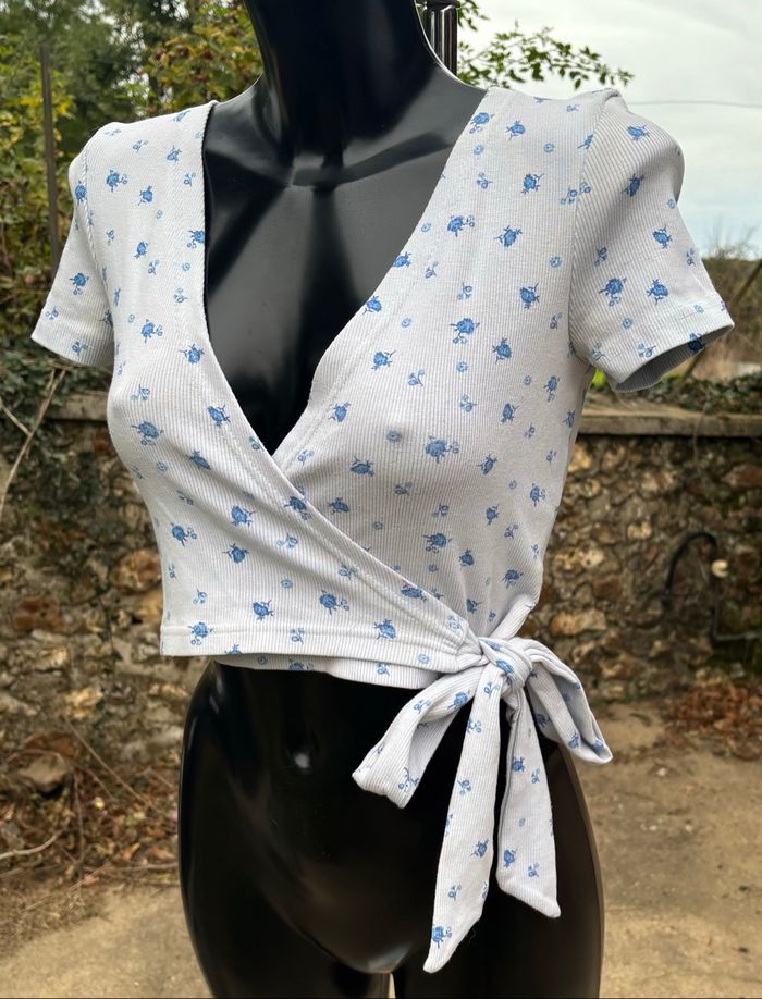 💙 Crop top cache-cœur fleuri bleu ciel – Jennyfer – Taille 36 - photo numéro 2