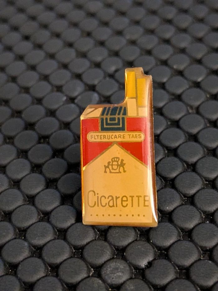 Pin's paquet cigarette Marlboro