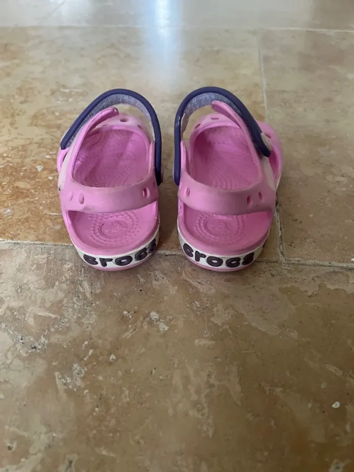 Paire de crocs - photo numéro 4