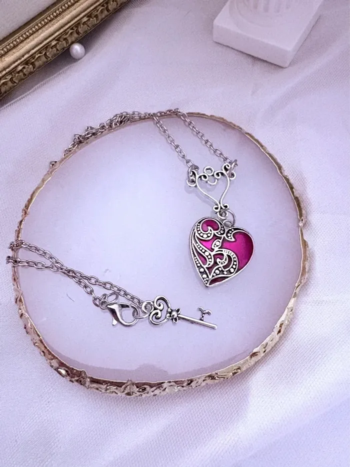 Collier avec bijoux cœur rouge et sa clé sur le fermoir - photo numéro 3